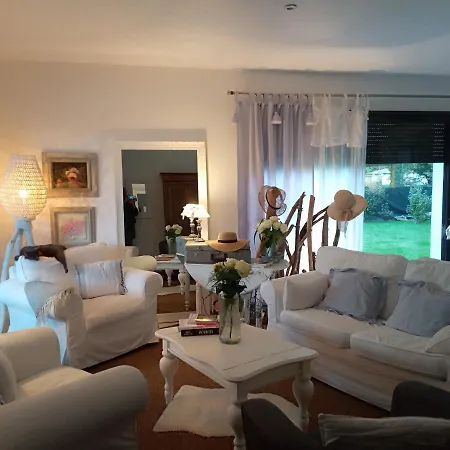 Maison Neuve Et Chaleureuse *